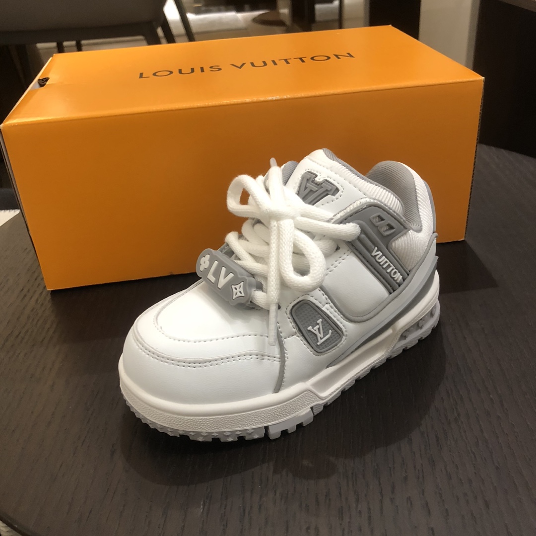 Children's shoes child